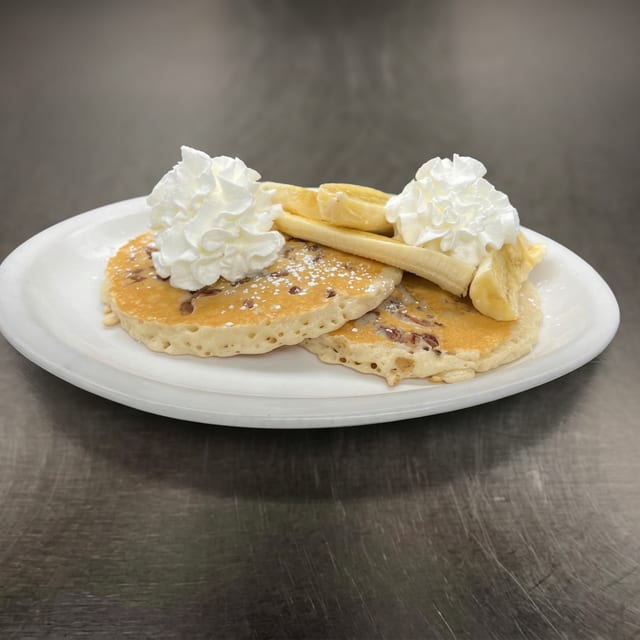 Banana nut flapjack & cream.